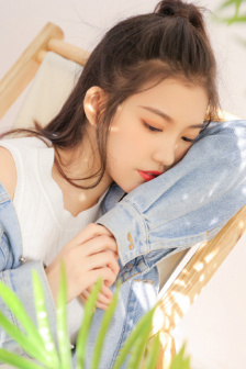 掀起礼服后摆挺入